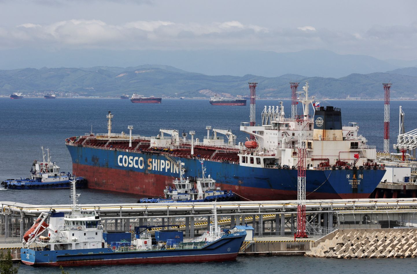 Firmale COSCO Shipping kuuluv tanker Yang Mei Hu Kozmino toornaftaterminalis Nahhodka lahe ääres 13. juunil 2022. REUTERS/Tatiana Meel