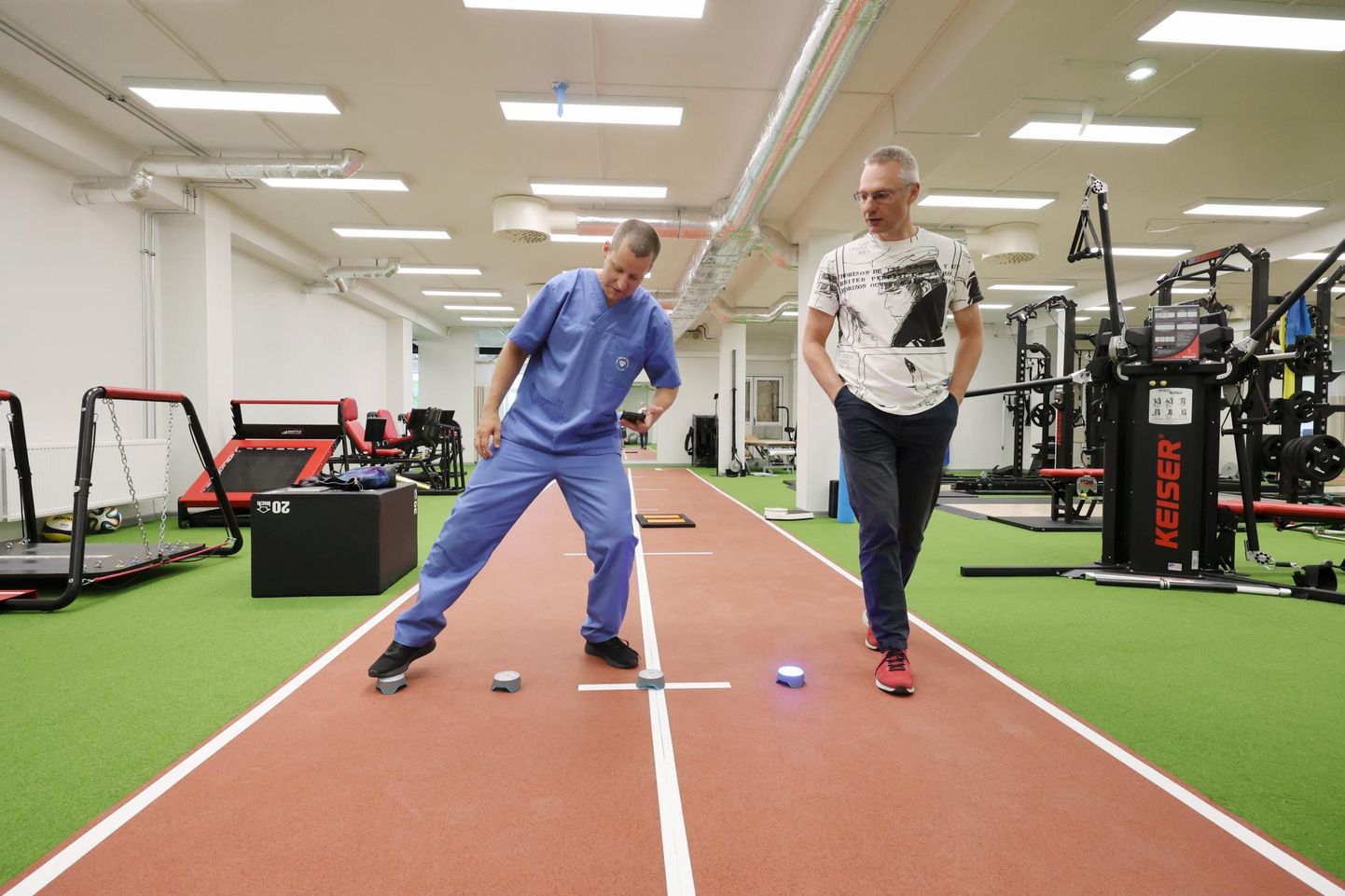 Füsioterapeut Tauno Koovit (vasakul) ja sporditraumatoloogia keskuse juht Leho Rips töötavad ka saalis, millest nad oma patsiente silmas pidades kümme aastat tagasi unistadagi ei osanud.