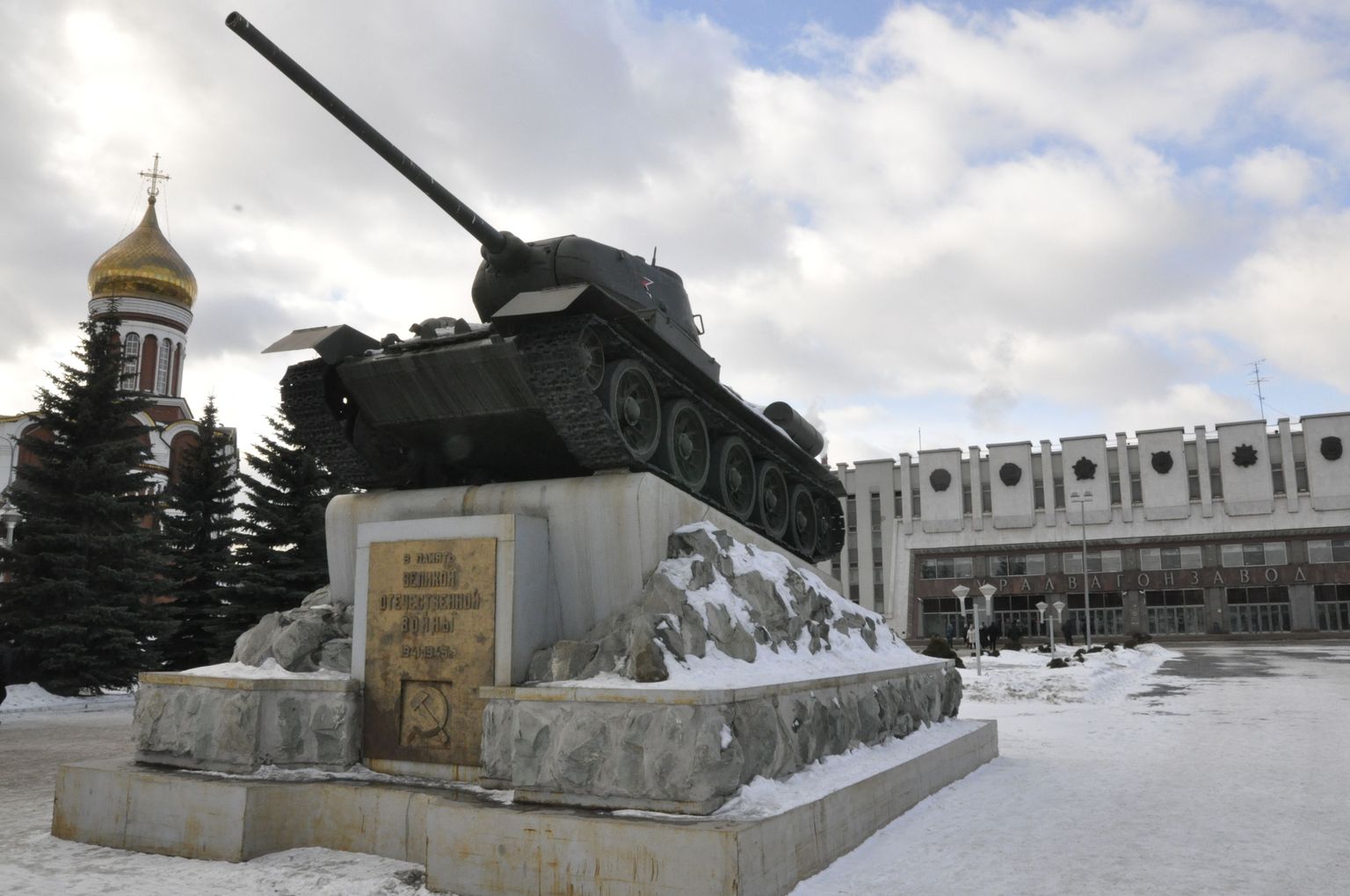 Teise maailmasõja aegne Nõukogude tank T-34 maailma suurima tankitehase peahoone ees Nižni Tagilis.