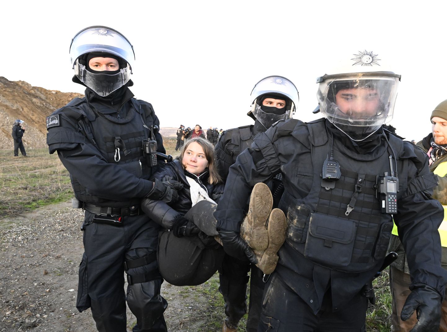 Politseinikud viivad Rootsi kliimaaktivisti Greta Thunbergi meeleavaldajate ja aktivistide grupist eemale.