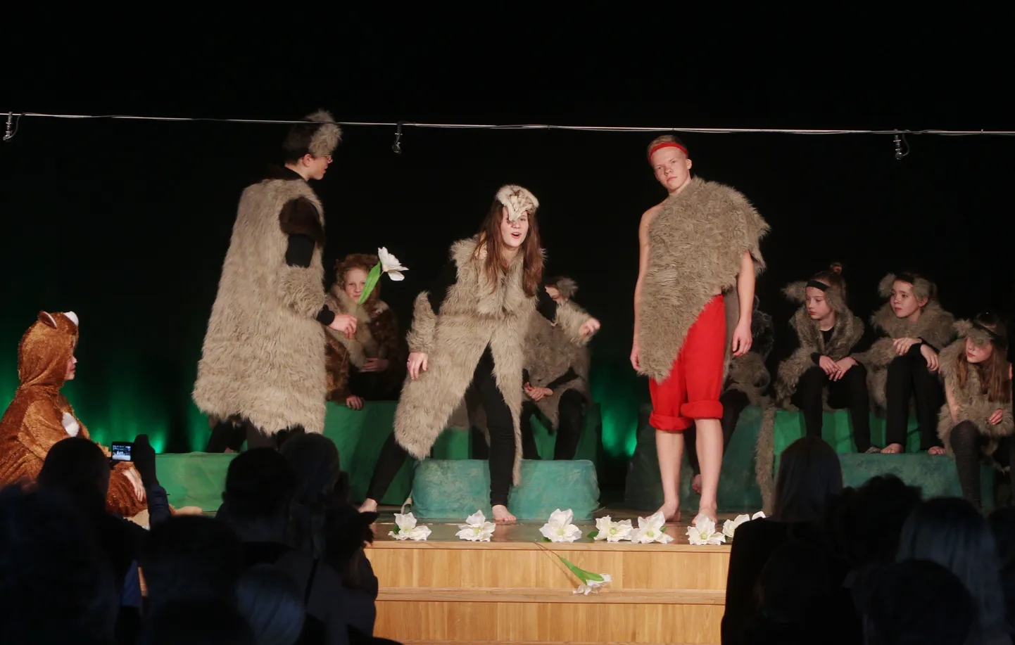 Tamme koolis etendus lavastus "Mowgli".