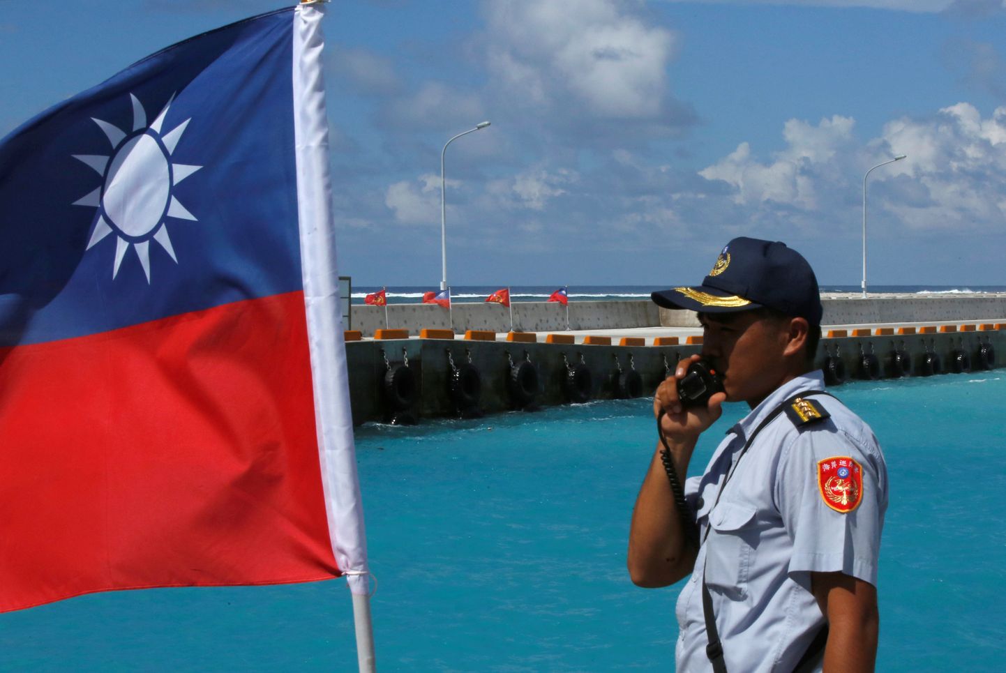Taivānas policists pie Taivānas karoga