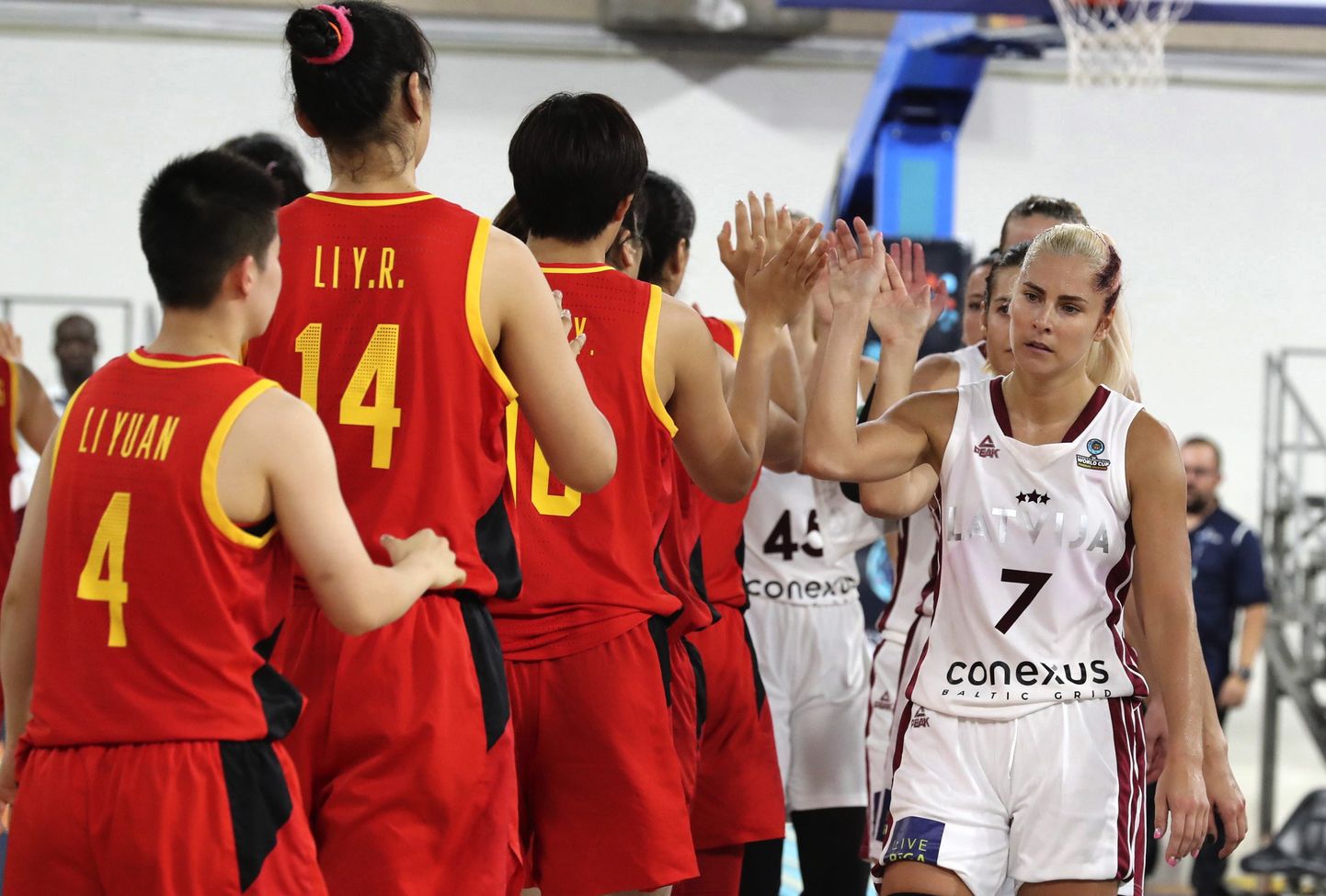 Ķīnas un Latvijas izlašu basketbolistes
