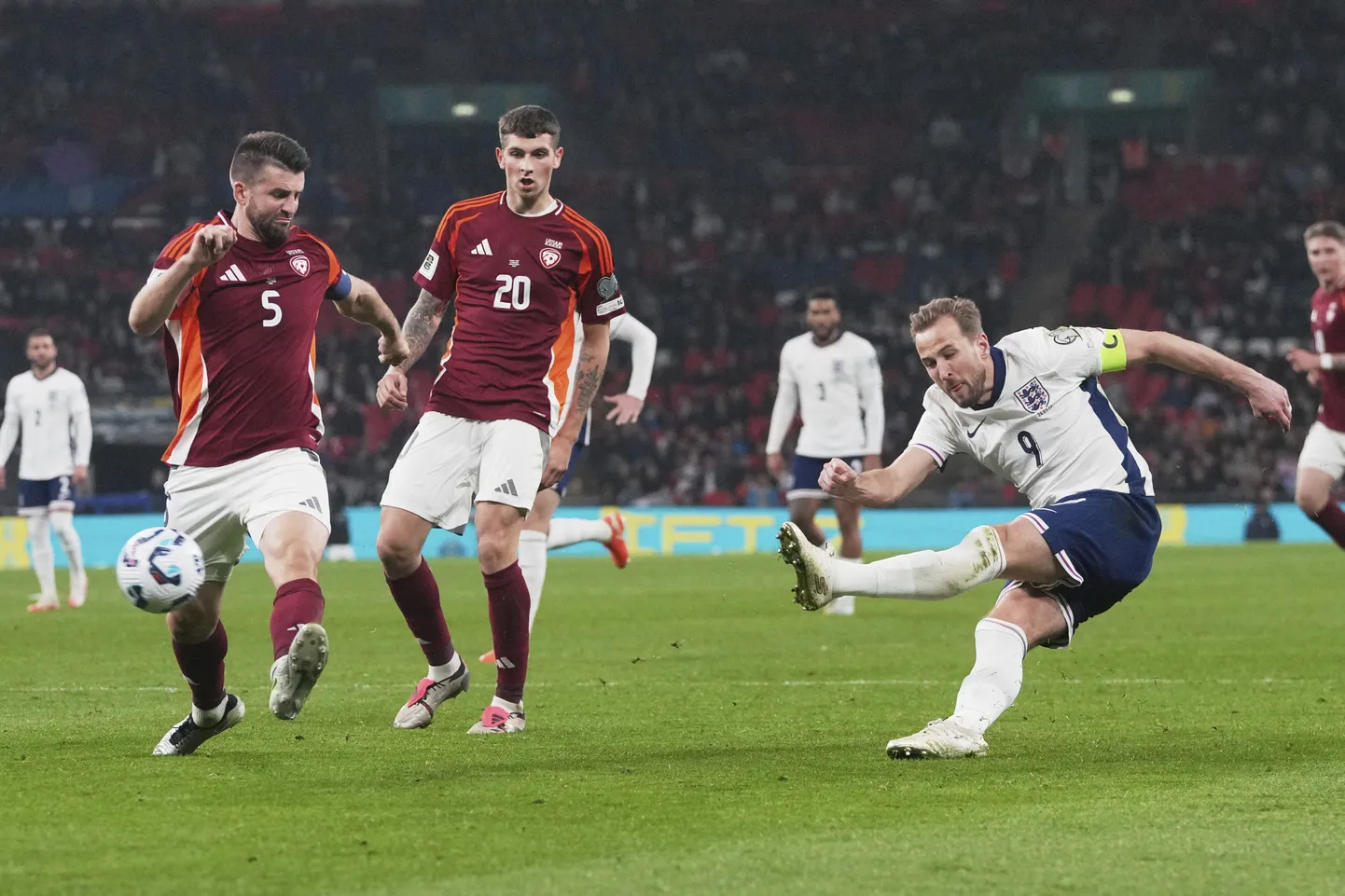 Harry Kane (paremal) lõi Läti vastu värava.