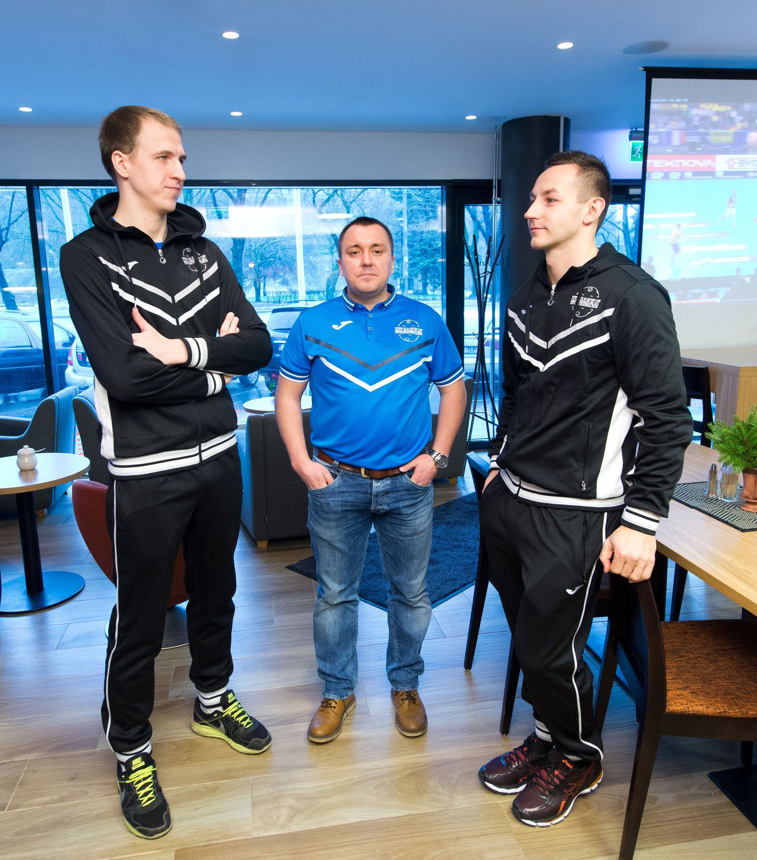 Eesti saalihokikoondise mängijad Oskar Salm ja Marek Õige ning peatreener Argo Kungla.