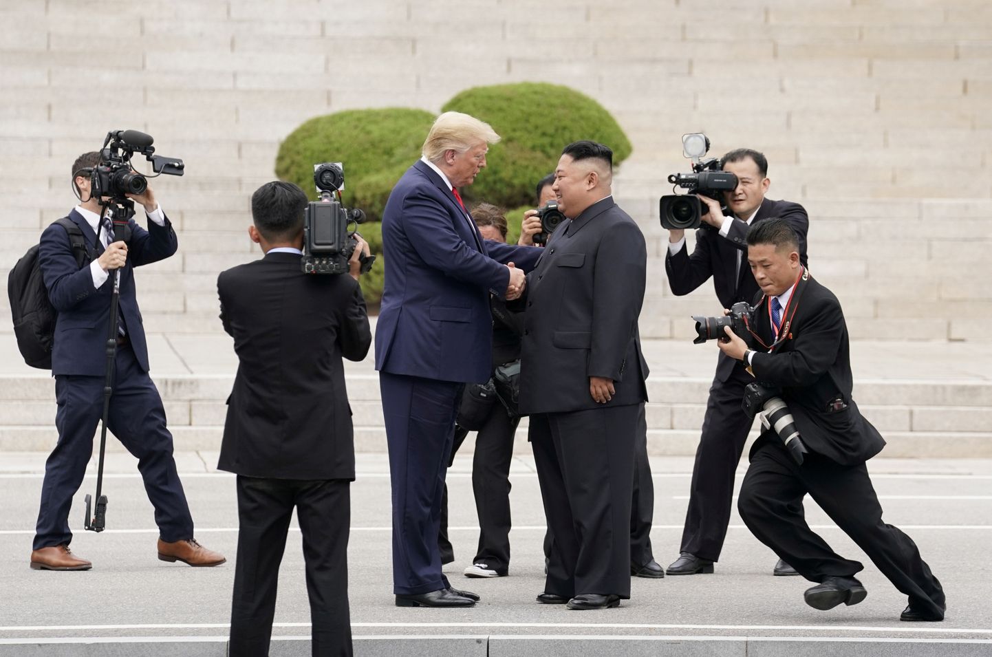 ASV un Ziemeļkorejas līderi tikšanās laikā.