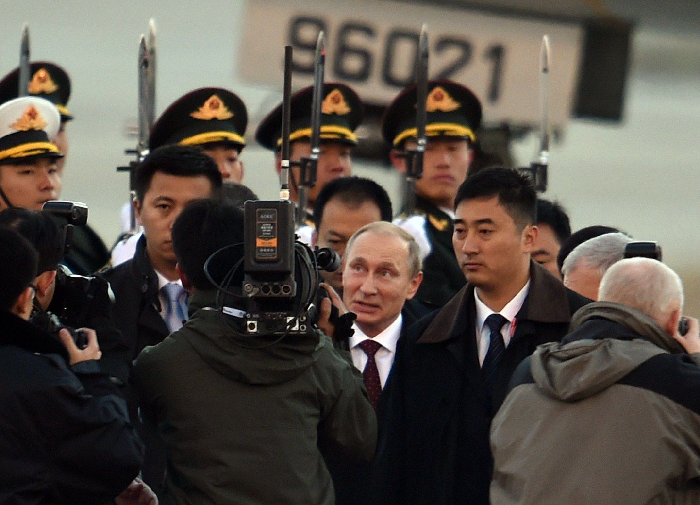 Президент РФ Владимир Путин прибыл в Пекин, где встретится с председателем КНР Си Цзиньпином и примет участие в работе 22-го саммита АТЭС.