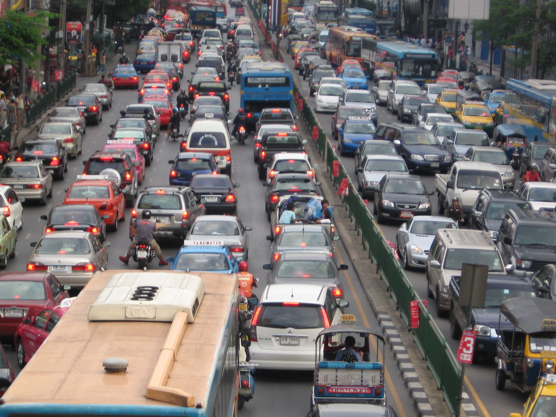 Liiklusummikud on Tai pealinnas väga tavalised. Andekas taksojuht suudab kliendi siiski õigeks ajaks sihtkohta saada.