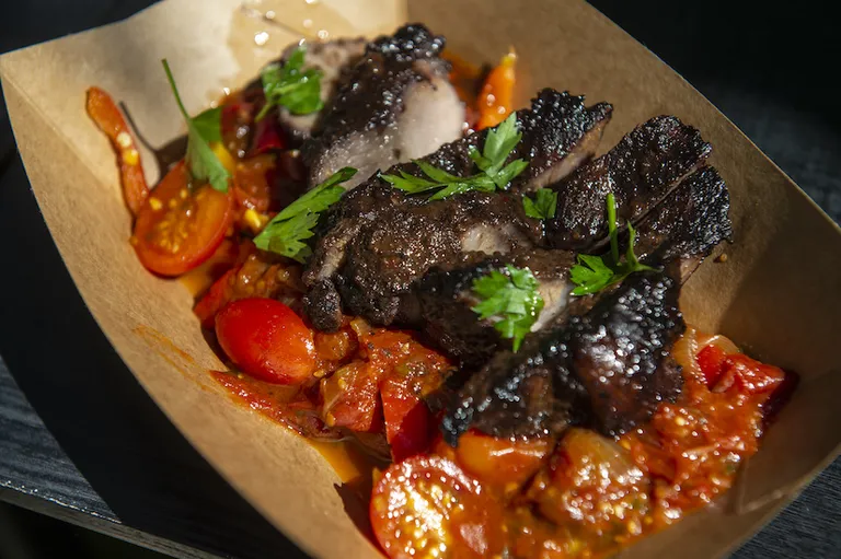 Mustikane BBQ grill-liha köögiviljasalati ja salsaga.
