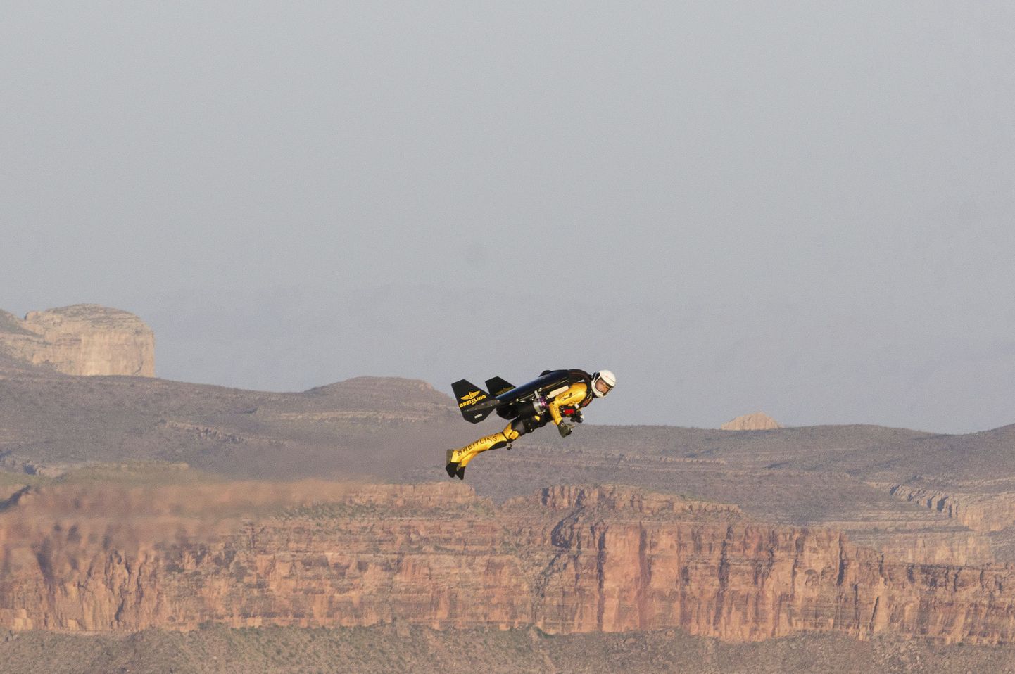 Yves «Jetman» Rossy lendamas üle Suure kanjoni