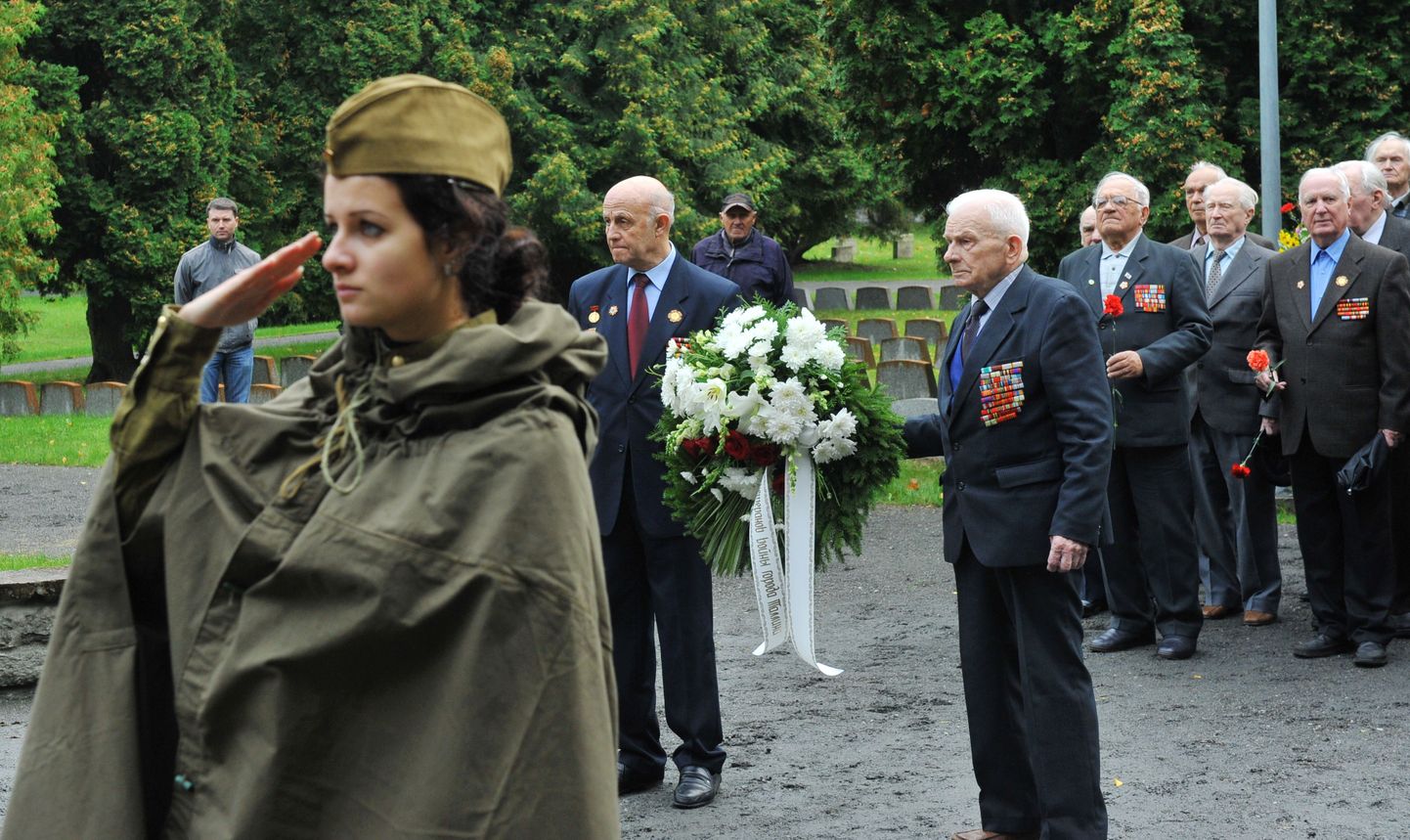 Punaarmee veteranid tähistasid pronkssõduri juures Tallinna vallutamise aastapäeva.