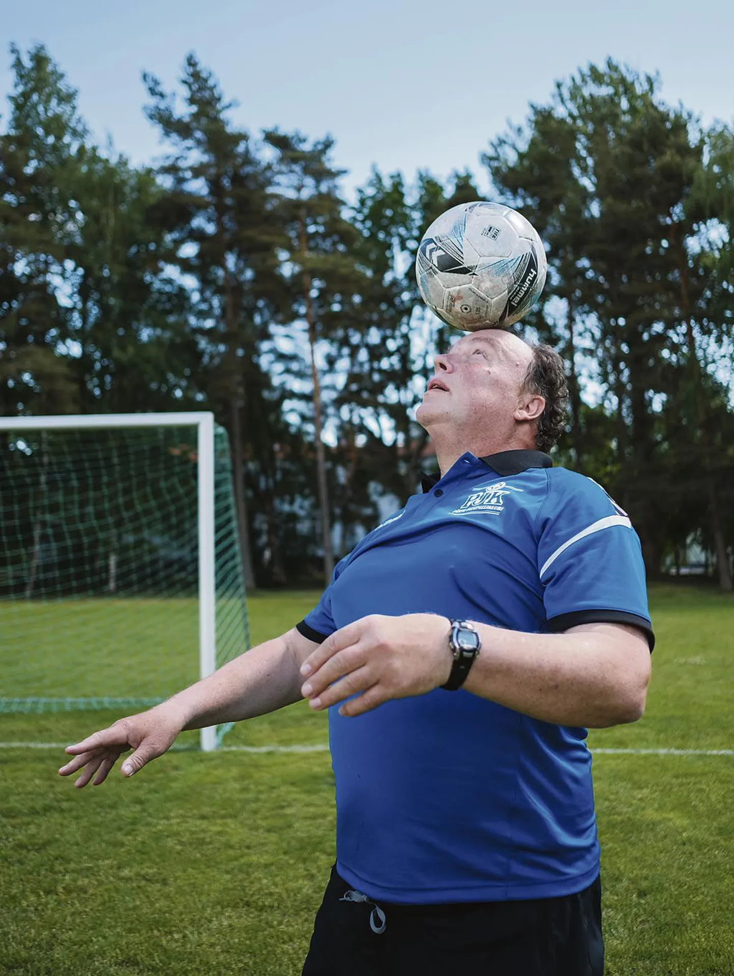 Ehkki Mart Paumäe kümmet minutit palli pea peal enam ei hoia, jõudis fotograaf pildi kenasti ära teha.