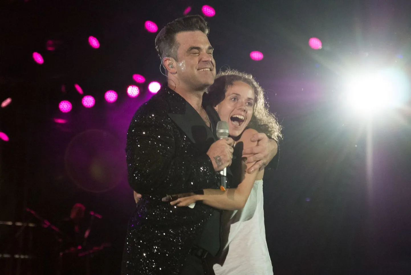 Robbie Williams viis Tallinna lauluväljakul voodisse leedu kaunitari