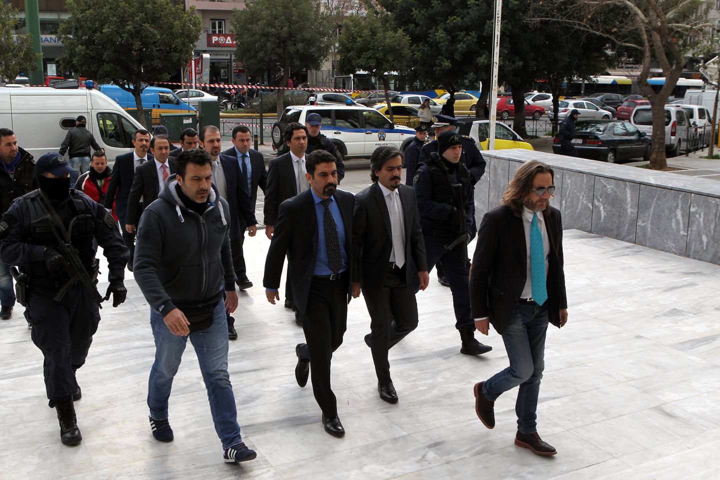 Türgi ohvitserid Kreeka kohtusse liikumas.