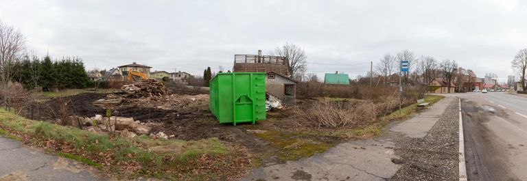 Viljandi Tallinna tänava ja Musta tee lahknemiskohas lammutatakse vana lagunenud elumaja ning kinnistu uus omanik soovib sinna rajada tankla.