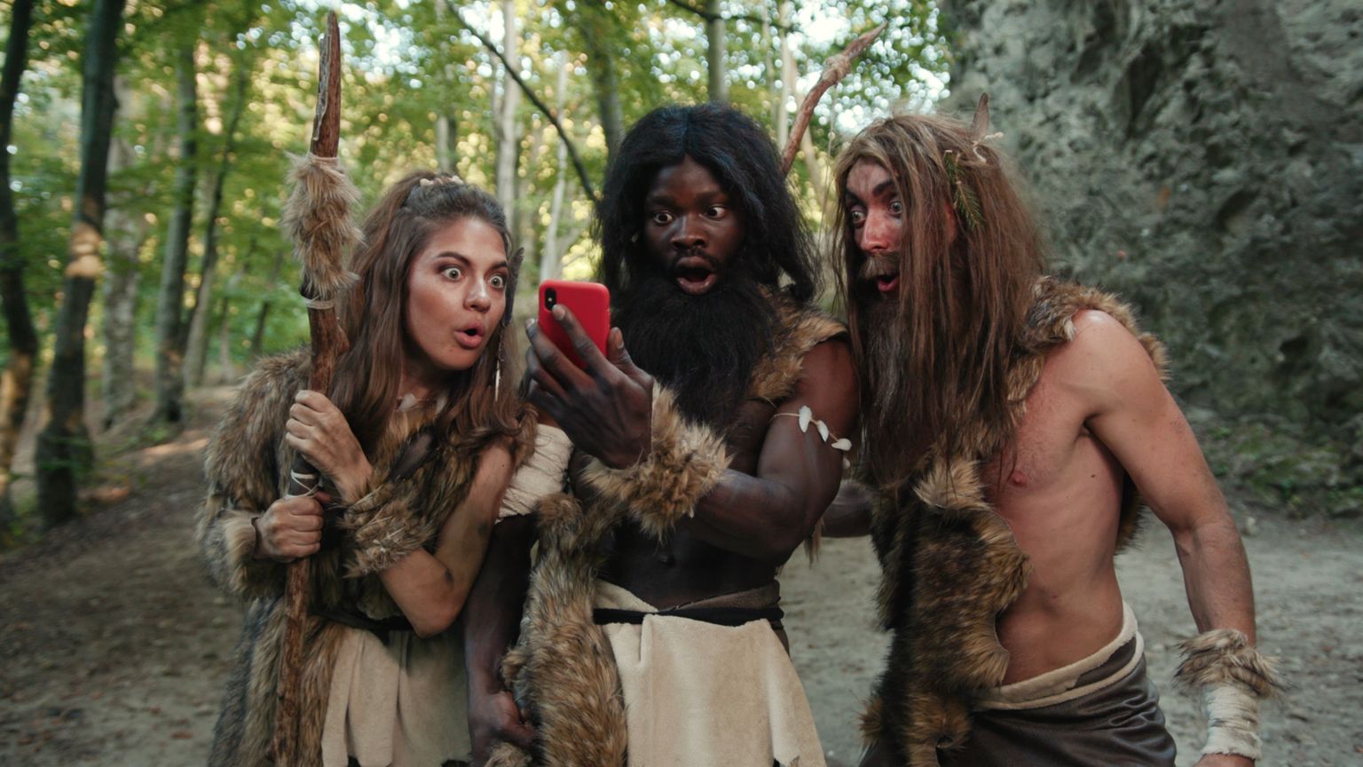 Naljafoto grupist hominiididest uudistamas nutitelefoni. Pilt on illustreeriv