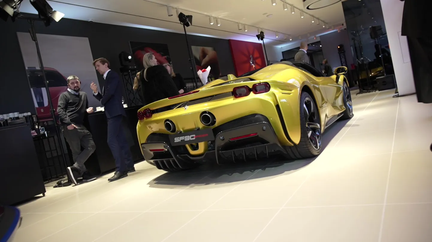 В Риге открылся автосалон Ferrari