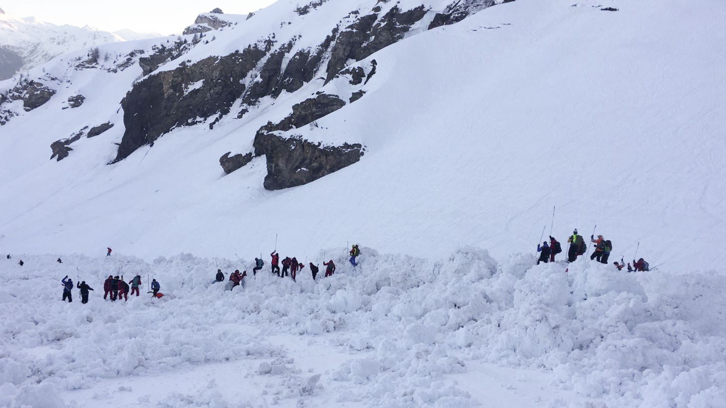 Päästemeeskonnad Šveitsi Alpides laviiniohvreid otsimas.