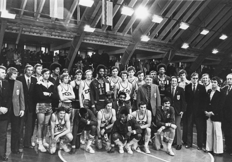 Eesti ja USA korvpallurid läksid 1970. aastatel Tallinnas vastamisi mitu korda. Siin näete asjaosaliste ühispilti aastast 1974, mille paremast servast leiab teiste seast ka Ilmar Kullami.