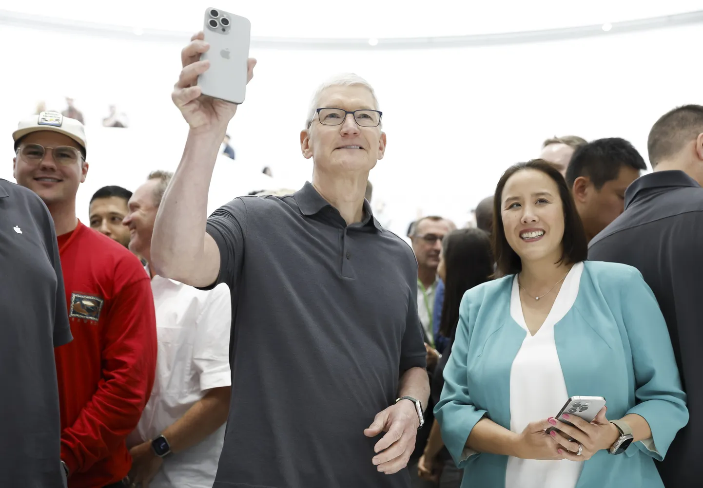 Tim Cook demonstreerimas uut nutitelefoni iPhone 15