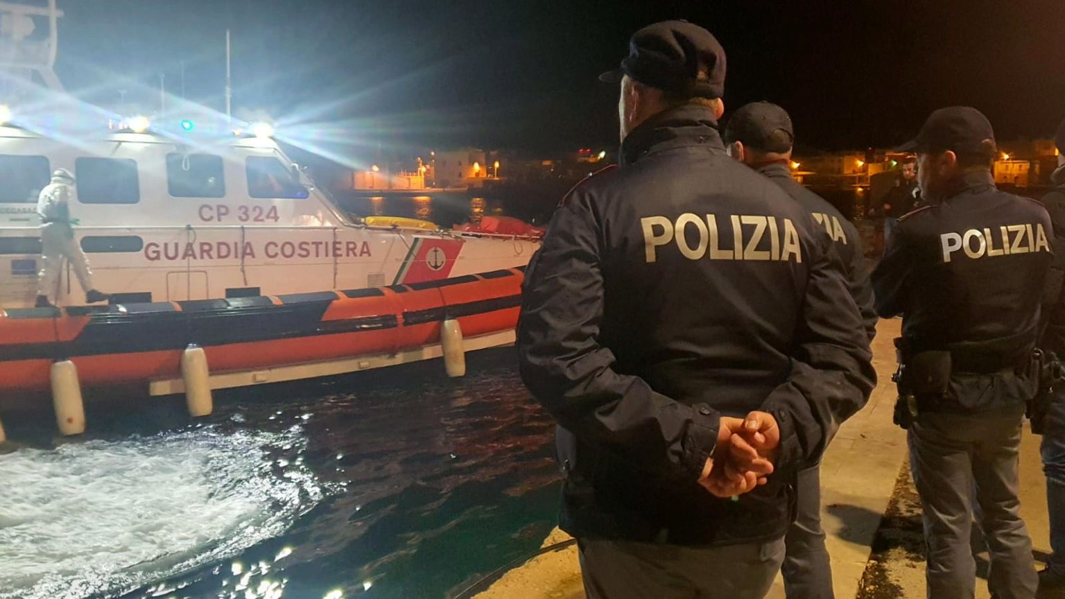 Itaalia politsei ootab Lampedusa sadamas 3. veebruar 2023.