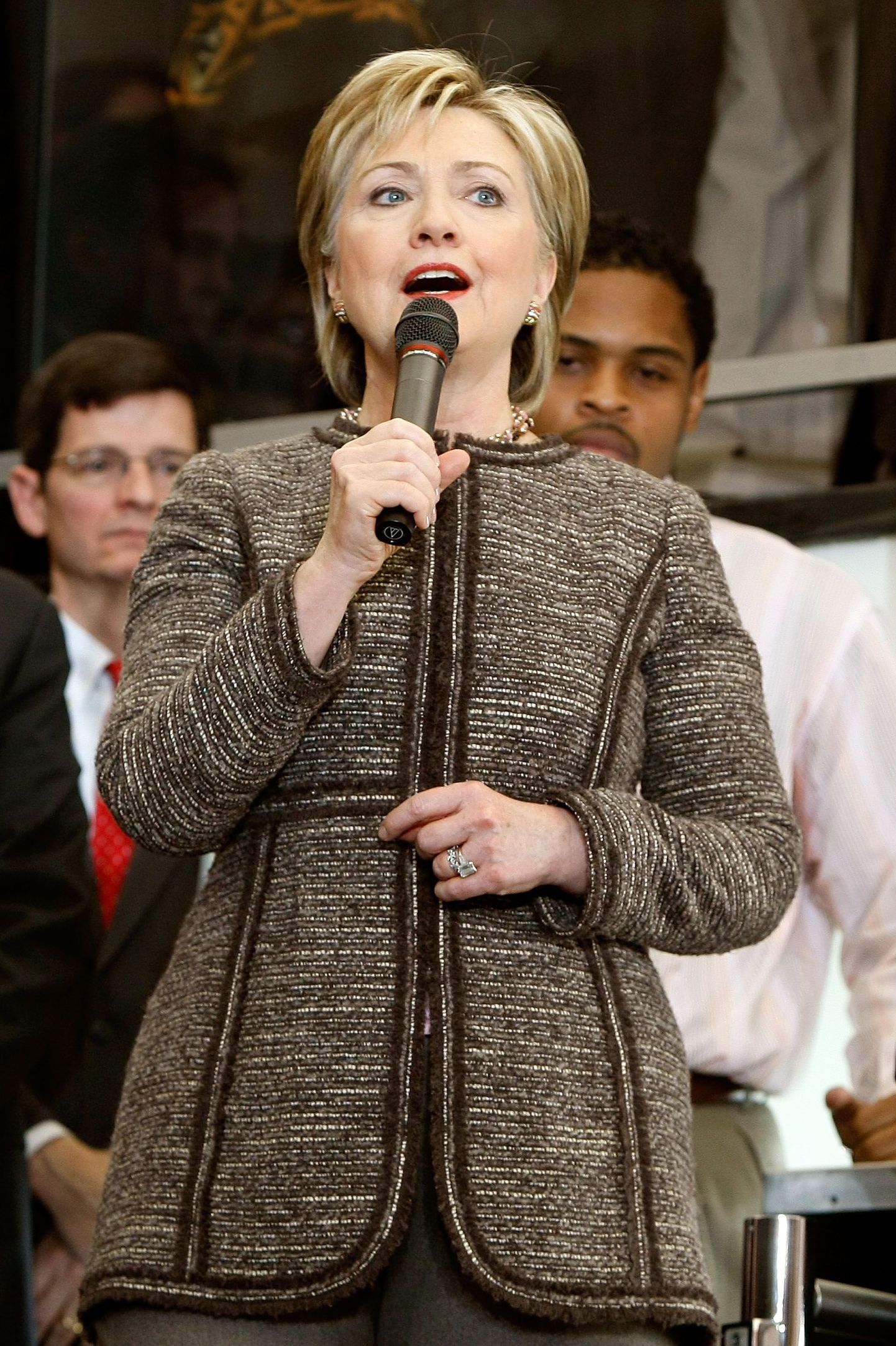 USA uus riigisekretär Hillary Rodham Clinton saabus esimesele tööpäevale suure käraga.