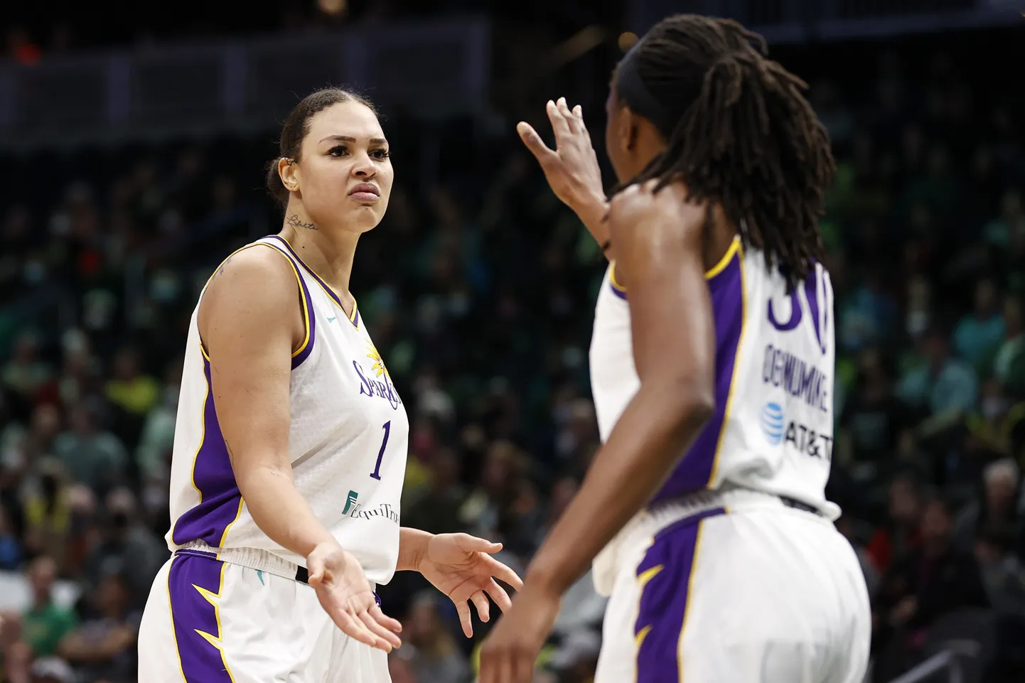 Liz Cambage (vasakul) taandus WNBAst 2022. aastal.