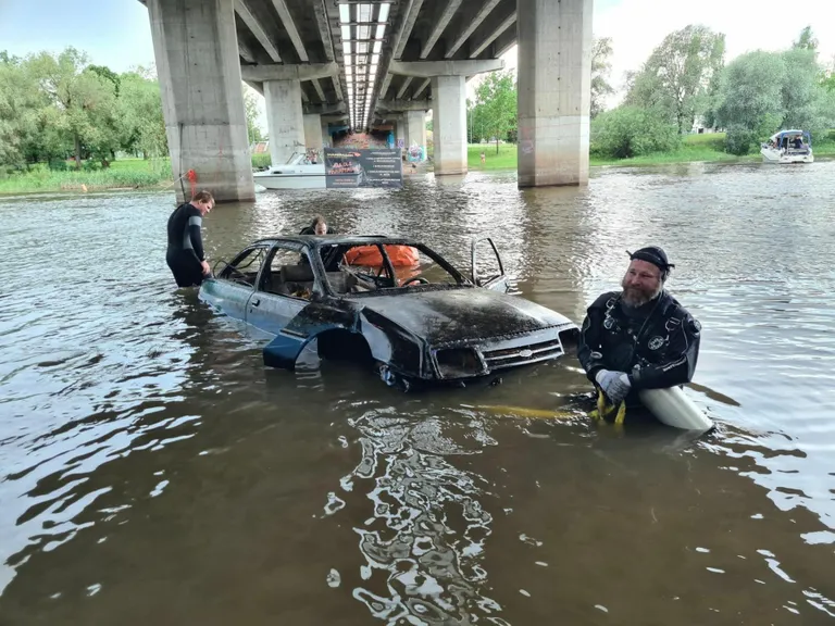 Sukeldujad tõid Emajõest välja sõiduauto, mis on seal olnud ilmselt juba vähemalt paarkümmend aastat, kui mitte kauemgi.