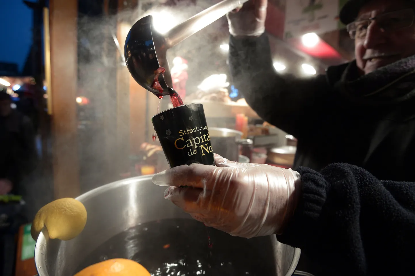 Glögi serveerimine.