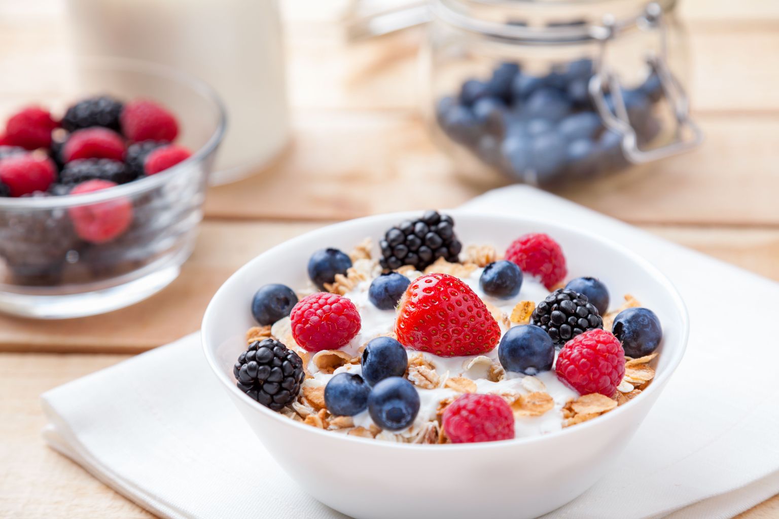 Šveitsis süüakse hommikusöögiks rasvast, maitsestamata jogurtit müsliga.