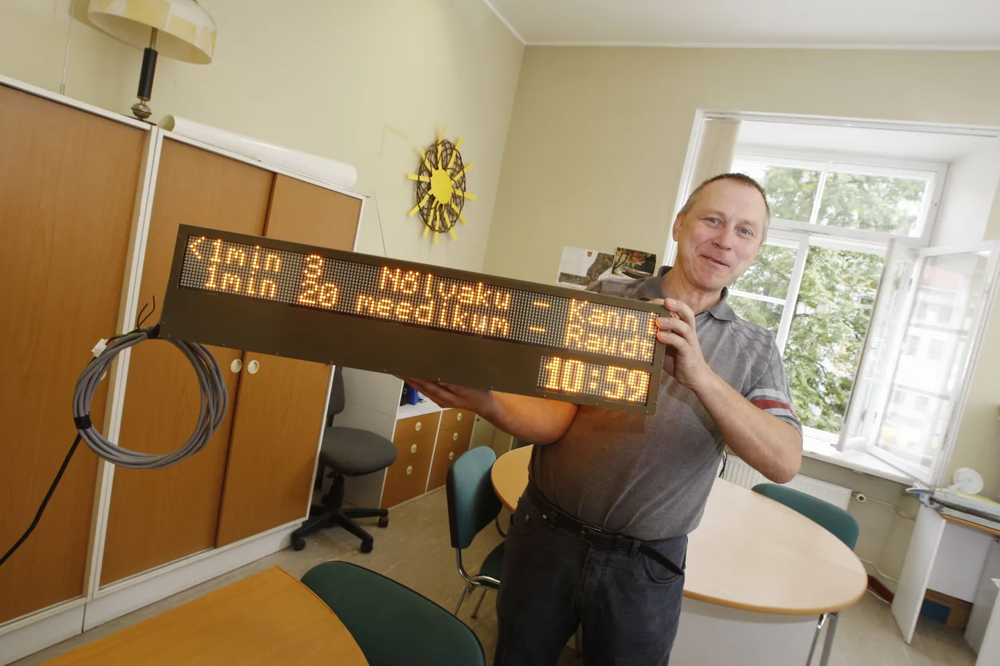 Tartu bussipeatustesse mõeldud infotabloodest üks töötab Tartu linna ühistranspordi peaspetsialisti Madis Oona kabinetis, et oleks võimalik võrrelda, kas kuvatav teave on tõene ja langeb kokku tänavakaamera näidatava pildiga.