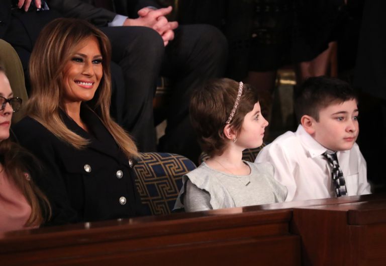 USA esileedi Melania Trump koos erikülaliste Grace Eline'i (keskel) ja Joshua Trumpiga kuulamas 5. veebruaril USA presidendi Donald Trumpi aastakõnet