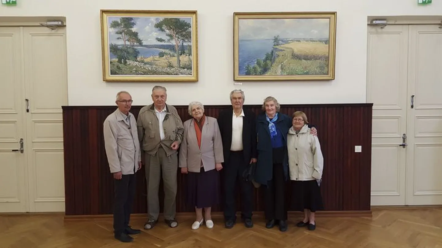 1953. aasta lõpetajad kinkisid omal ajal koolile paremal asuva Ontika vaadet kujutava Richard Uutma maali.