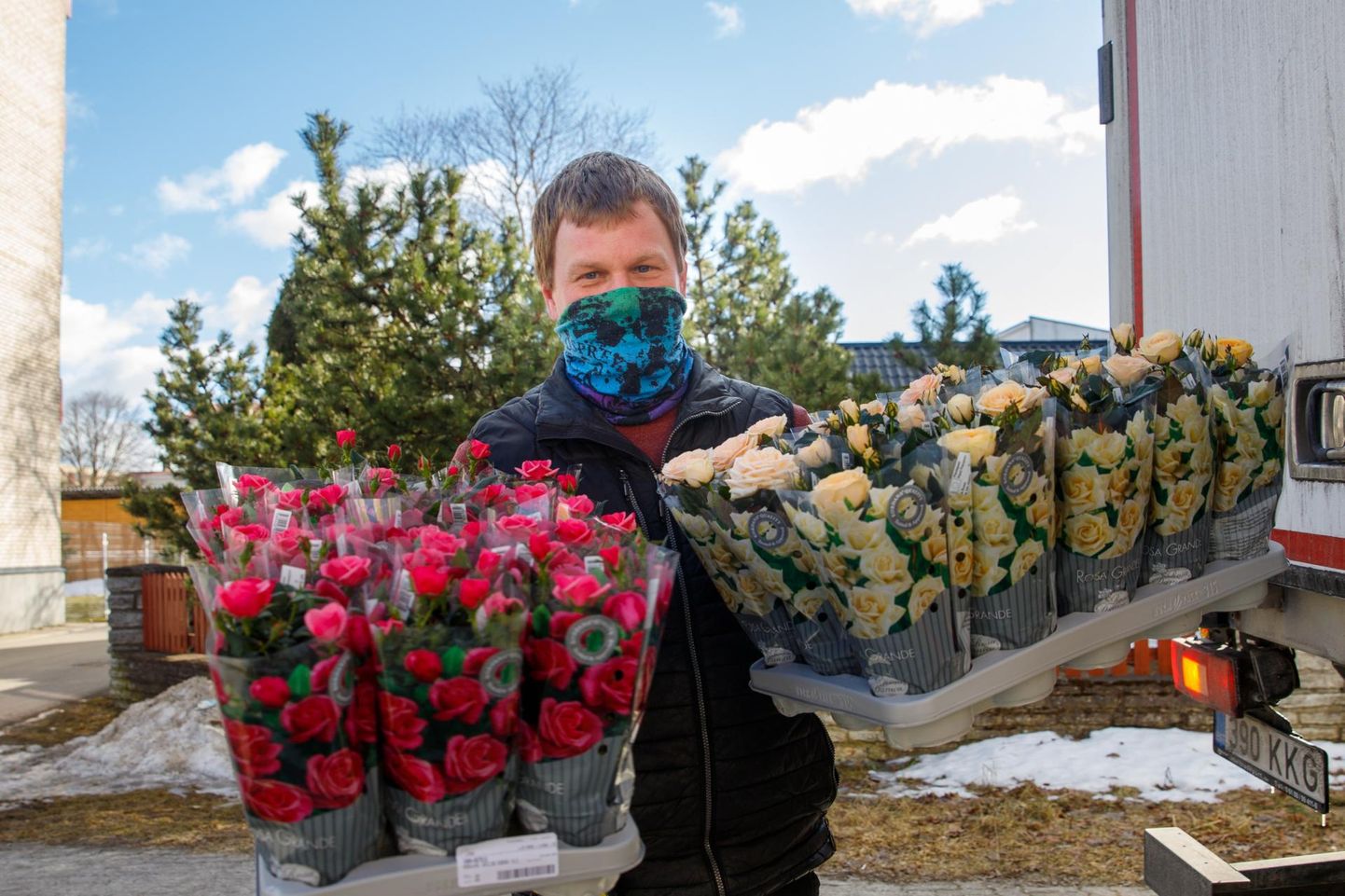 Nurmiko müügiesindaja Rene Laikask tõi neljapäeval värskeid lilli Rakvere Kroonikeskuse Helksiine lilleärisse.
