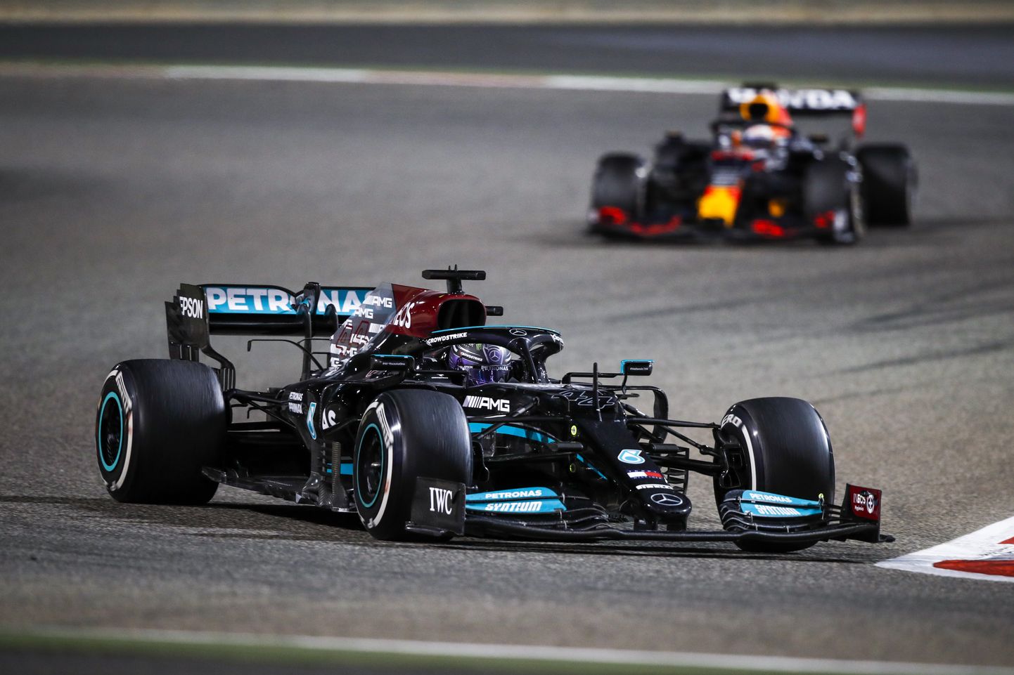 Lewis Hamilton (ees) ja Max Verstappen pidasid hooaja avaetapil Bahreinis maha põneva duelli.