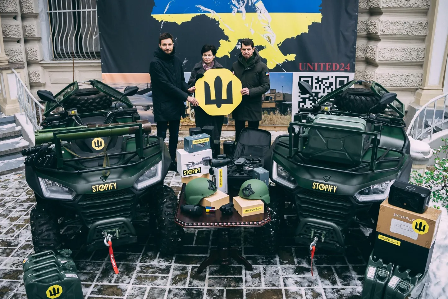 Annetuskeskkonna Stopify looja Māris Upenieks (vasakult), heategevusühenduse Ziedot.lv juht Rūta Dimanta ja Ukraina suursaadik Lätis Oleksandr Mistšenko eelmisel nädalal saatkonna õuel Riias platvormi abil kogutud raha eest hangitud esimese abisaadetisega Ukraina armeele.