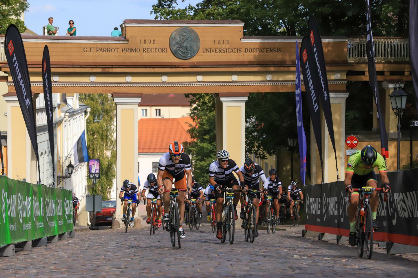 Üle 200 inimese sõitsid jalgratastega Tallinnast Tartusse.