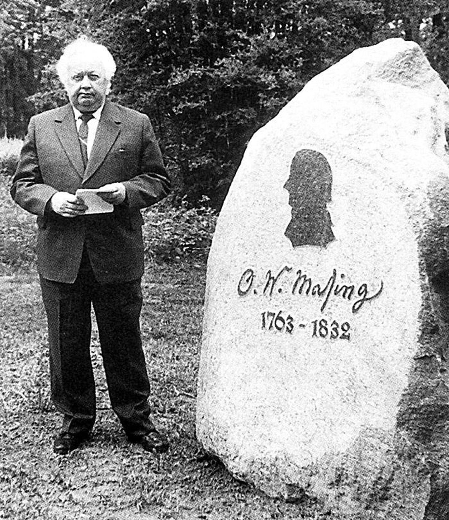 1989. Juhan Peegel avab Äksis O. W. Masingu mälestuskivi.