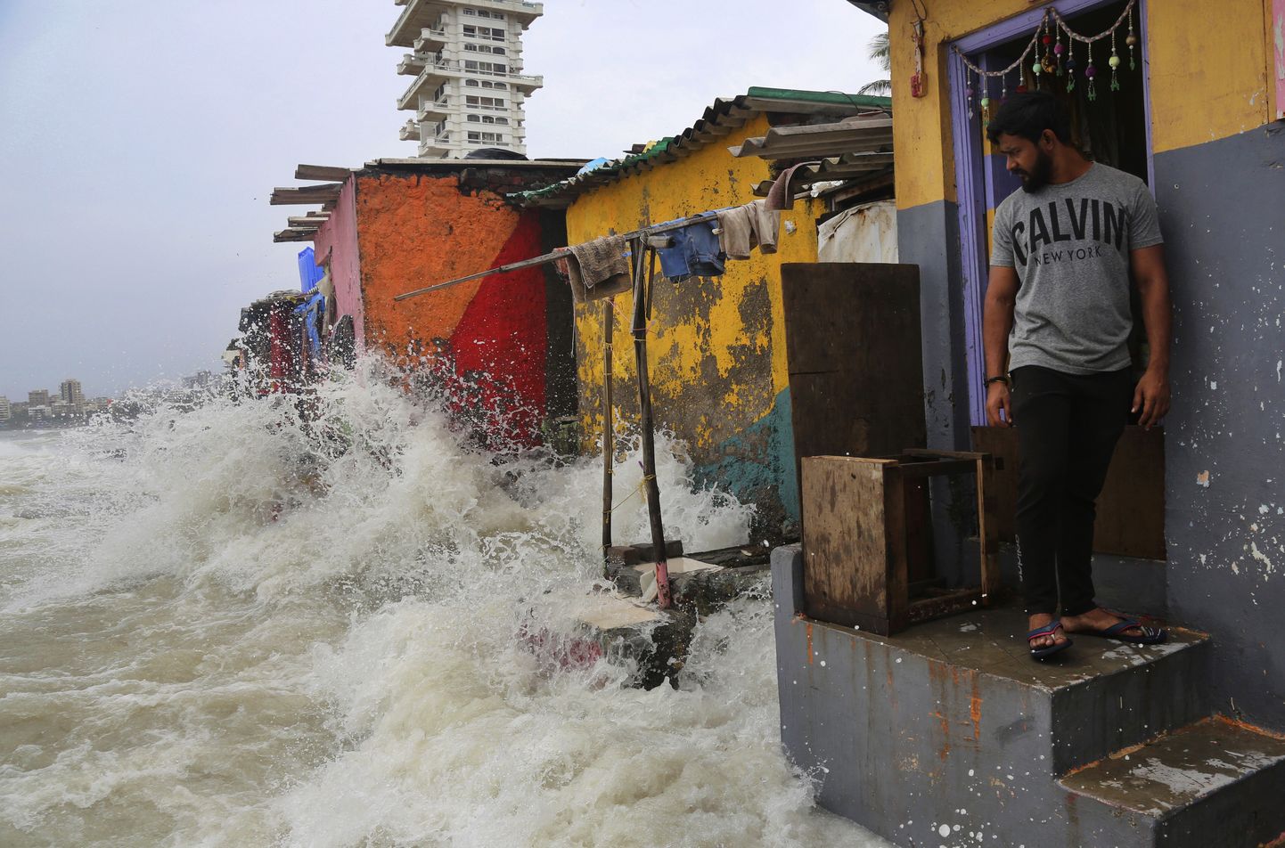 Lietus ūdeņiem pārraujot dambi, Indijā vismaz seši bojāgājušie