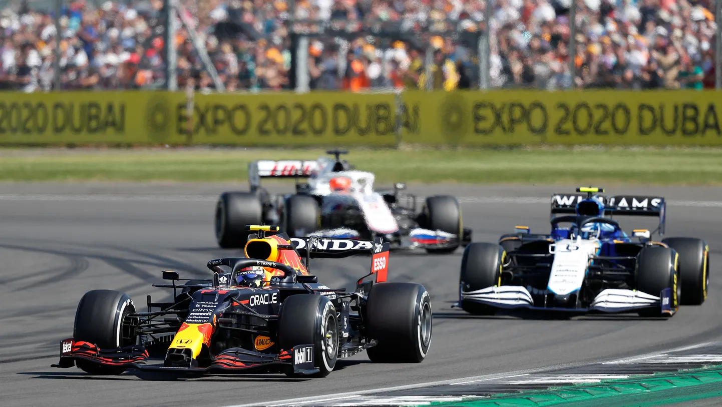 Silverstone'i ringrada on Inglismaa autospordi koduks. Foto eelmise aasta etapist, pildil Red Bulli, Williamsi ja Haasi vormelid, mille tehased asuvad samuti Inglismaal.
