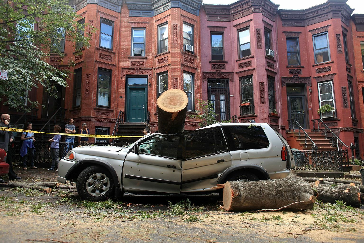 Queensis langes puu parkinud auto peale ning selle tagajärjel hukkus 30-aastane naine.