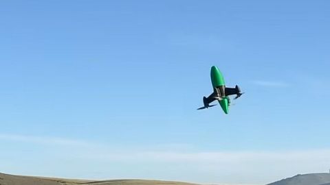 VORMEL KAHVATUB ⟩ Droonid kihutavad ringi aina pöörasema kiirusega