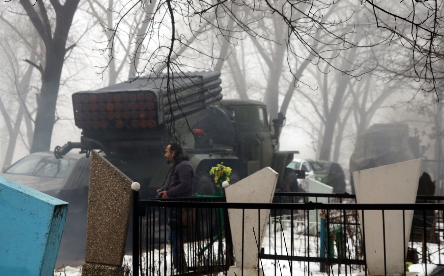 Terroristide kasutuses olev raketisüsteem Grad Ida-Ukrainas Donetski surnuaia lähistel.