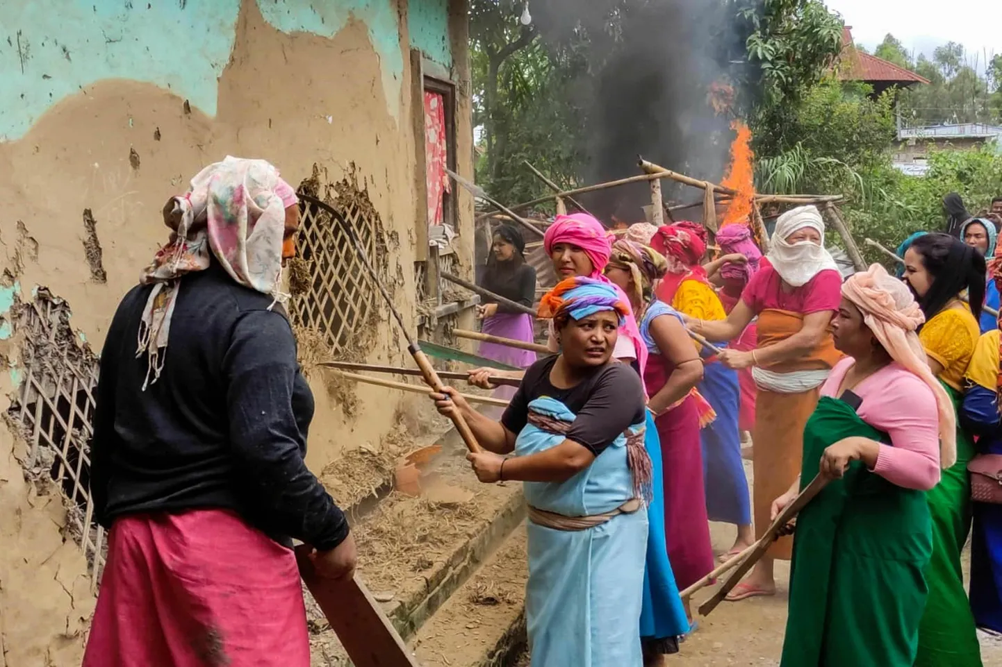 Pärast seda, kui India Manipuri osariigis tuli päevavalgele juhtum, kus jõuk esmalt alandas kahte alasti naist ja seejärel vägistas nad, võtsid kohalikud naised õiguse mõistmise enda kätte ja põletasid piirkonna keskuse Imphali lähistel asuvas külas maha ühe kuriteos süüdistatava mehe maja