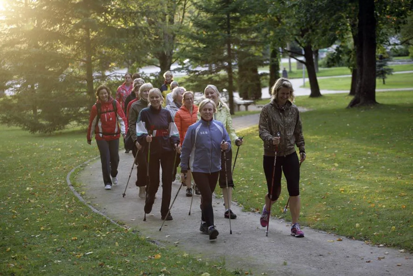 Скандинавская ходьба - прекрасный вид спорта, который подходит практически всем. Заниматься можно как с группой, так и в одиночку. Иллюстративное фото.