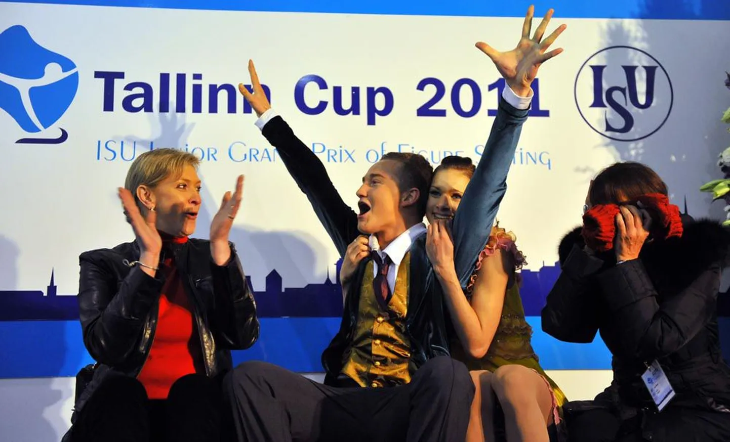 Taavi Rand ja Irina Štork rõõmustavad koos treenerite Jelena Kustarova (vasakul) ja Lea Rannaga (paremal) karjääri parima tulemuse üle.