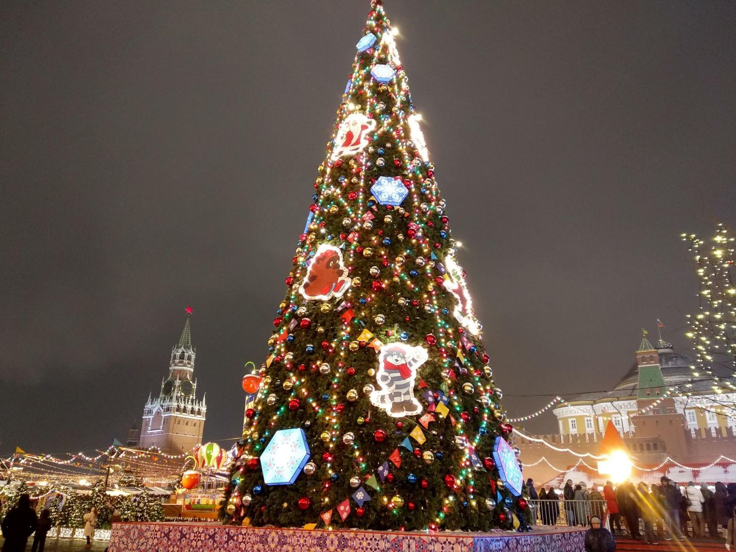 Moskva tänavused «jõulukangelased» on Soyuzmultfilmi tegelased. Kuusk Punasel väljakul.