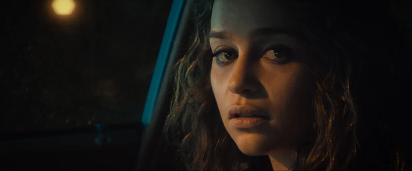 Emilia Clarke filmis «Above Suspicion» (2019).