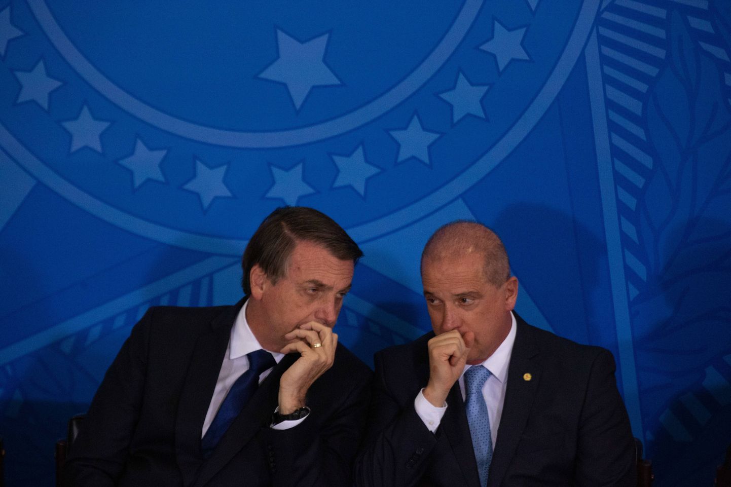 President Jair Bolsonaro (vasakul)   Onyx Lorenzoniga nõu pidamas.