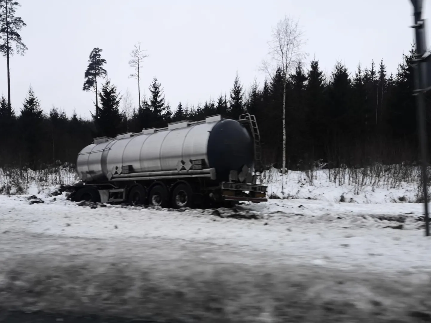 Täna pärastlõunal sõitis Häädemeeste vallas Penu külas Via Baltical libedaga teelt välja tsisternauto.